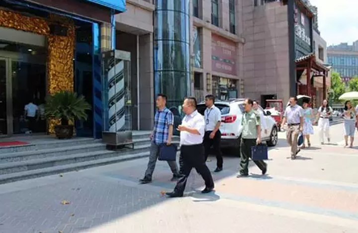 華地新街迎接合肥市市級特色商業(yè)示范街區(qū)驗(yàn)收組專家