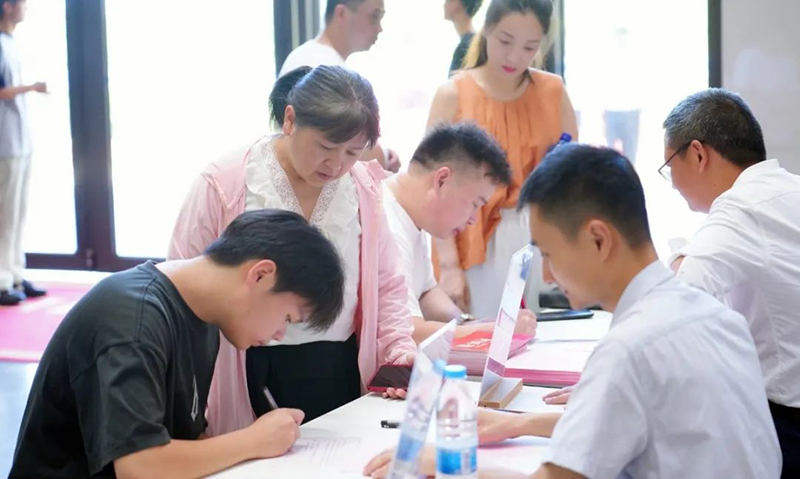 從“新”出發(fā)，“新”向未來——新華高級中學2024級高一新生報到紀實